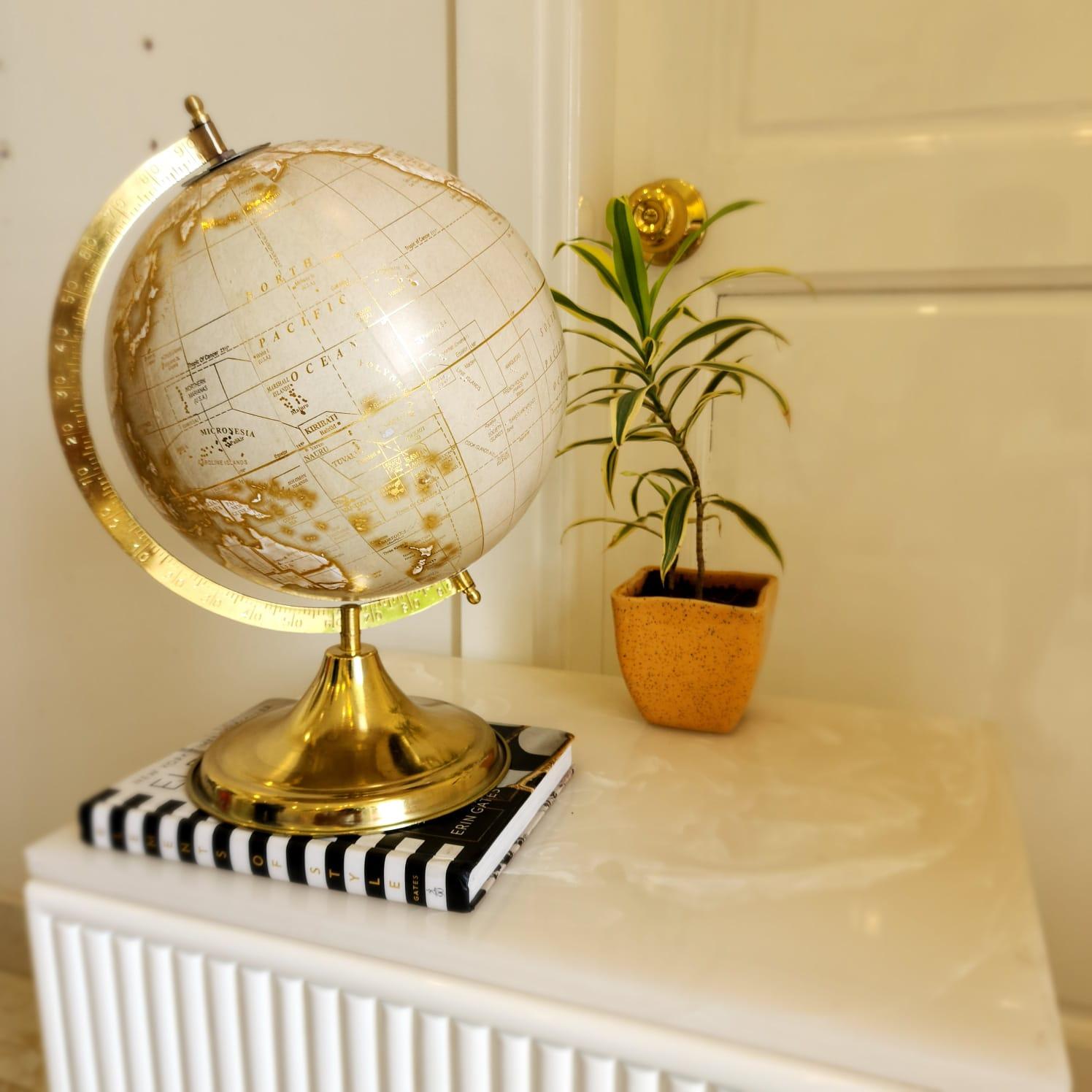 Zaire Laminated White Globe